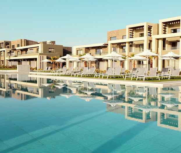 En pool med solstolar och parasoller vid ett modernt hotell. (AI-genererad text)