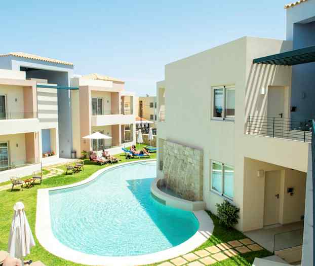 Hotellområde med pool och solstolar. (AI-genererad text)