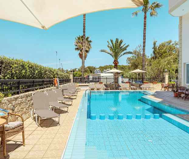 Utomhusområde med pool, solsängar och parasoller. (AI-genererad text)