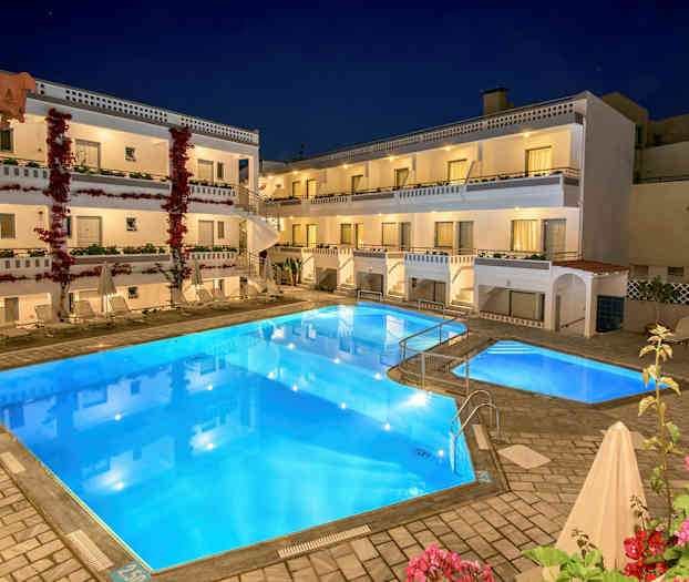 Hotell med tre våningar, pool i förgrunden och blommande växter. (AI-genererad text)