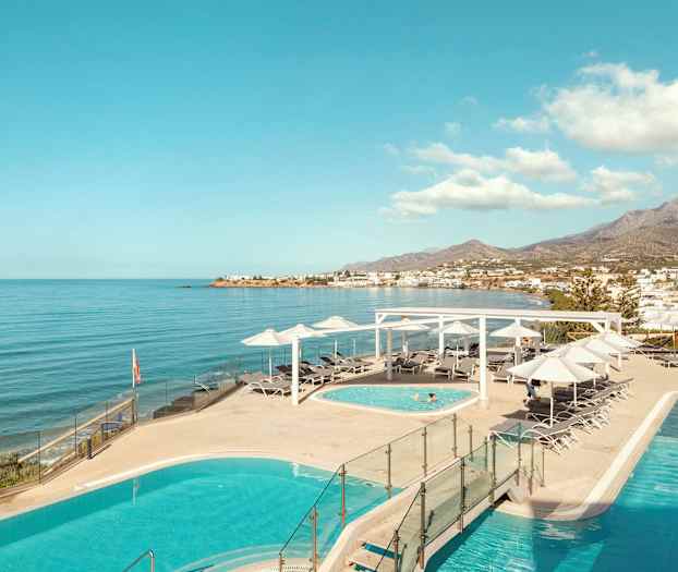 Hotellpoolområde med havsutsikt. (AI-genererad text)