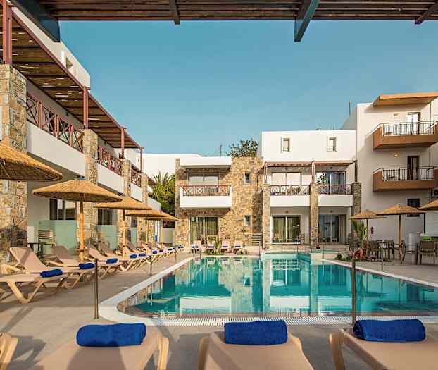 Hotellets poolområde med solstolar och parasoller framför byggnaden. (AI-genererad text)