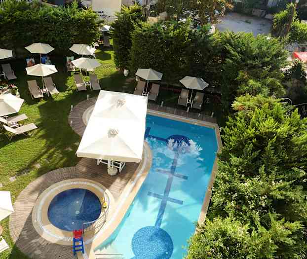 Utomhuspool med solstolar och parasoller omgivna av grönska. (AI-genererad text)