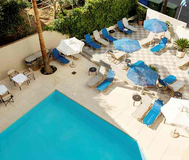 Solstolar och parasoller på en terrass vid en pool. (AI-genererad text)