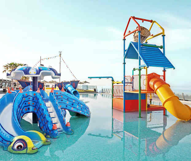 En lekplats i vatten med rutschkanor och färgglad design. (AI-genererad text)