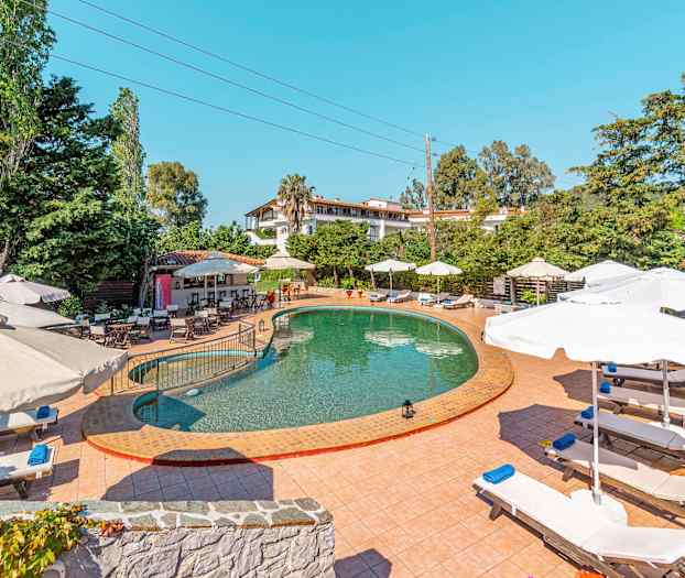 Utomhuspool med solstolar och parasoller. (AI-genererad text)