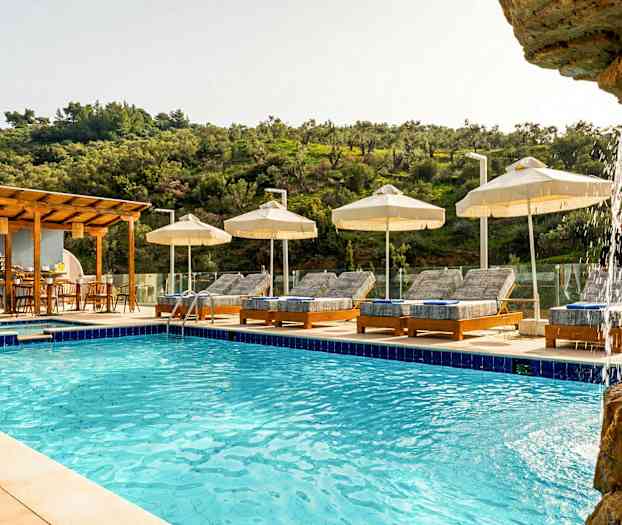 Utomhuspool med solstolar och parasoller, omgiven av grönska. (AI-genererad text)