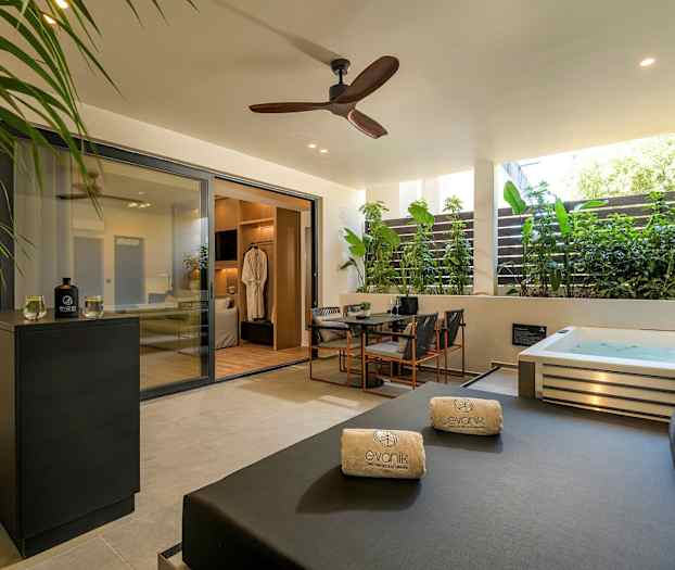 Privat terrass med jacuzzi, sittgrupp och solbädd. (AI-genererad text)