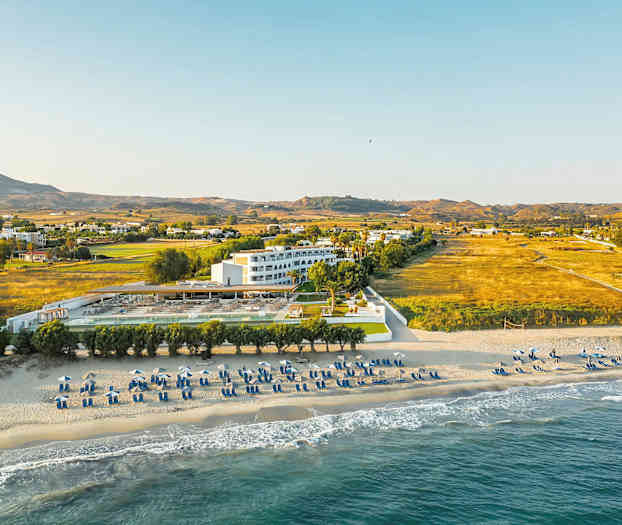 Strand och hotell med omgivande landskap. (AI-genererad text)