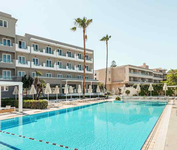 Bild av ett hotell med balkonger, en pool samt solstolar och parasoller. (AI-genererad text)