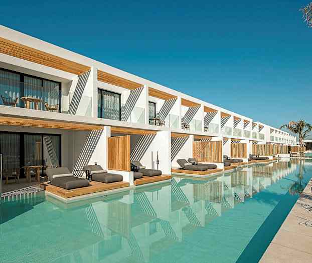 Hotellbyggnad med loft och direkt tillgång till pool. (AI-genererad text)