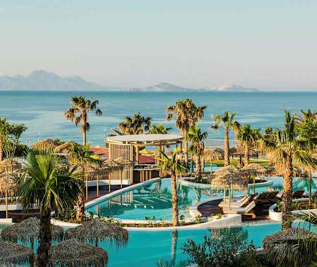 Bild på ett poolområde med palmer, parasoller och hav i bakgrunden. (AI-genererad text)