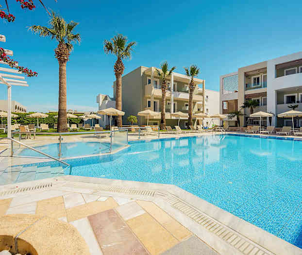 Utomhuspool och hotellbyggnad med solstolar. (AI-genererad text)