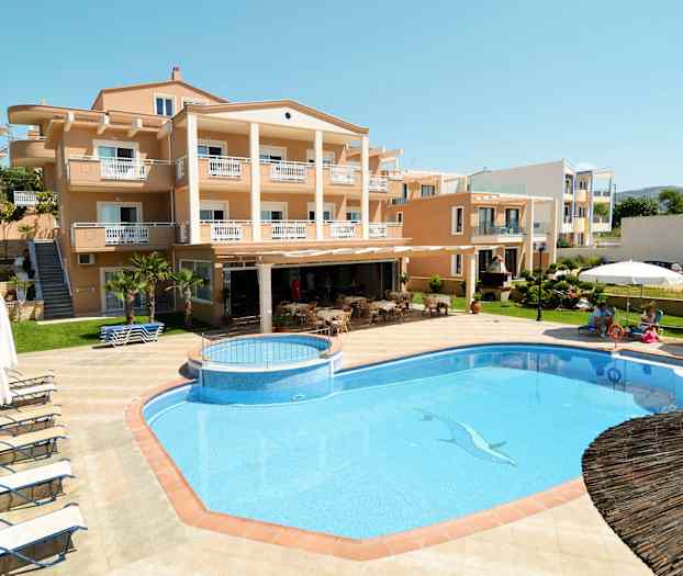 Hotellbyggnad med pool och solstolar. (AI-genererad text)