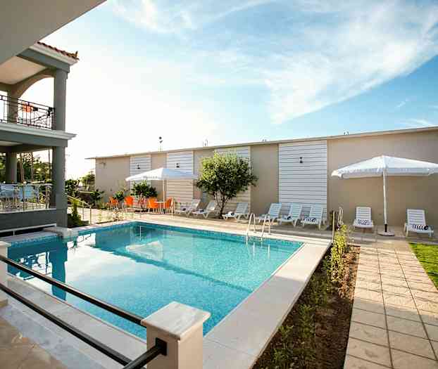 Utomhuspool med solstolar och parasoller på terrassen. (AI-genererad text)