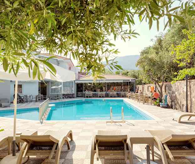 Solstolar vid en pool nära en utomhusservering. (AI-genererad text)