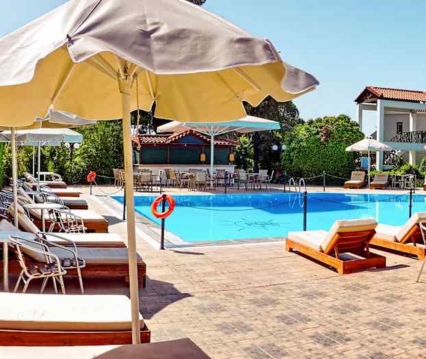 Utomhuspool med solstolar och parasoll. (AI-genererad text)