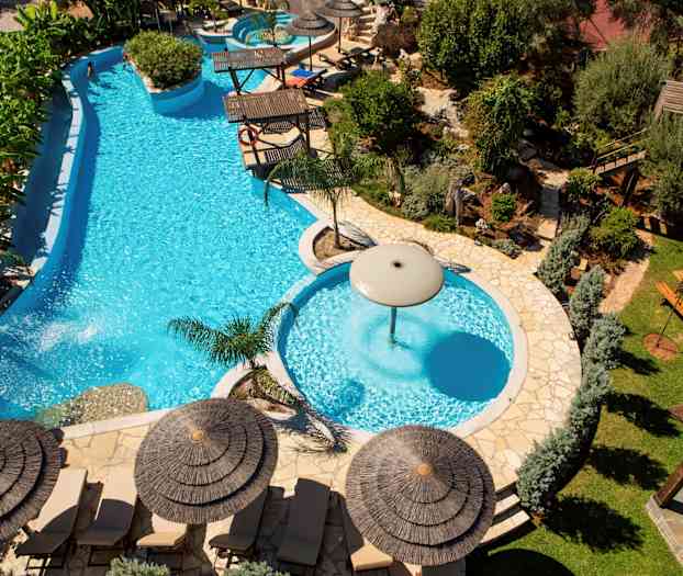 Utomhuspool med solstolar och parasoller. (AI-genererad text)