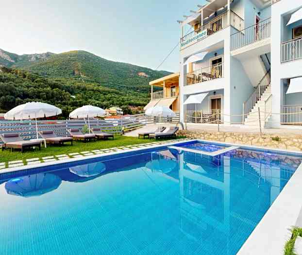 Utomhuspool framför hotell med solstolar och parasoller. (AI-genererad text)