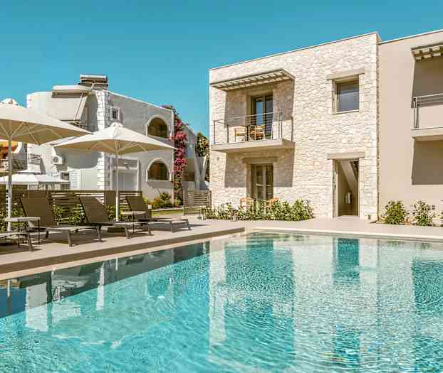 Bild av en utomhuspool framför ett modernt stenhus med balkonger. (AI-genererad text)