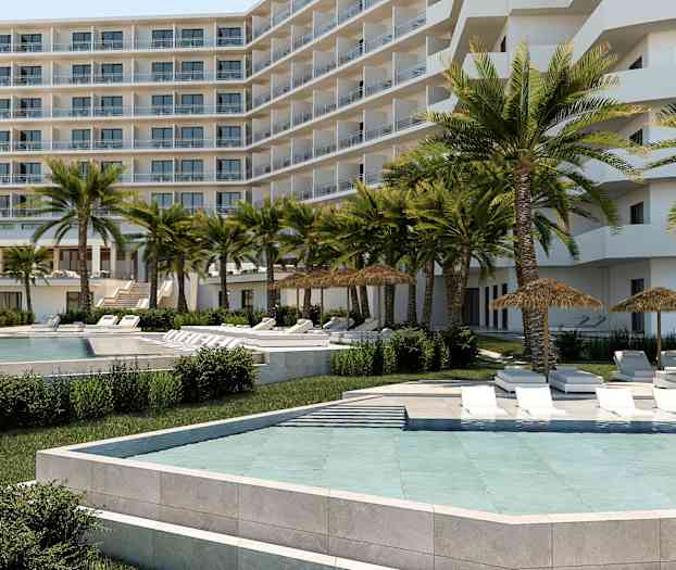 Hotellbyggnad med balkonger, poolområde med solstolar och palmer. (AI-genererad text)