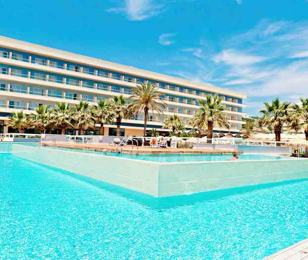 Ett hotell med flera våningar bakom en stor pool omgiven av palmer. (AI-genererad text)