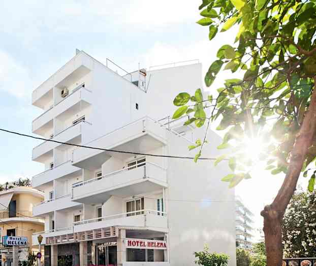 Vit hotellbyggnad med balkonger och omgivande träd. (AI-genererad text)