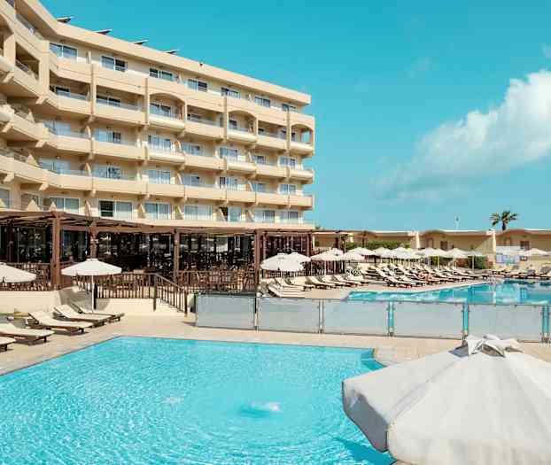 Utomhuspool med solstolar och parasoller vid ett hotell. (AI-genererad text)