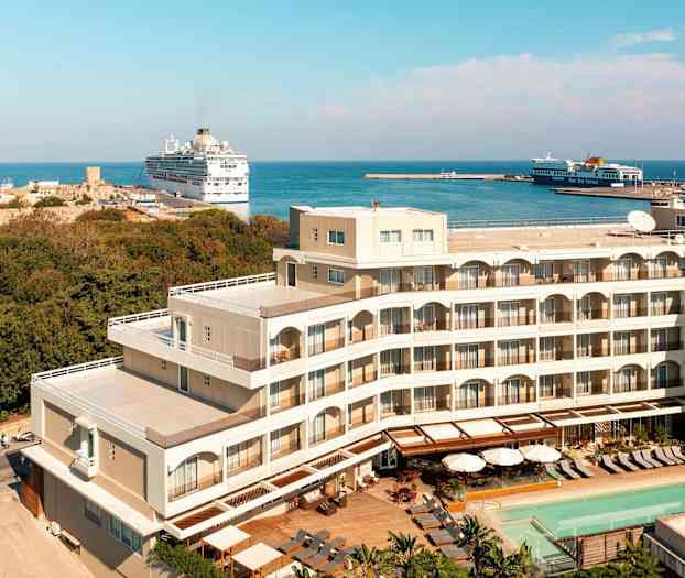 Hotellbyggnad nära hamn och hav. (AI-genererad text)