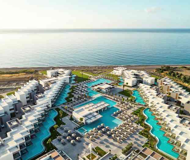 Flygfoto över ett hotell resort med pooler nära havet. (AI-genererad text)