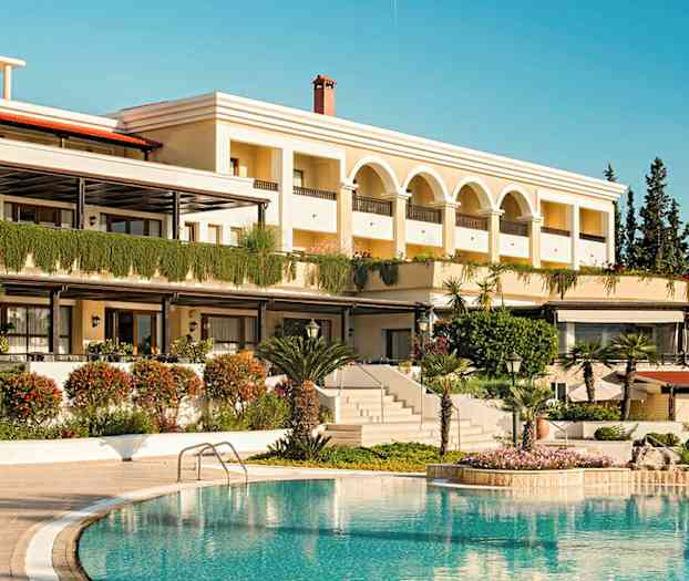 Bild av en hotellbyggnad med pool i förgrunden. (AI-genererad text)