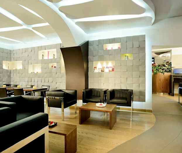 Modernt café med sittplatser, dekorerat med mönstrade väggar och elegant inredning. (AI-genererad text)