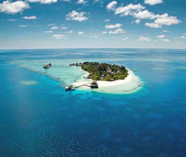 En liten tropisk ö omgiven av turkost vatten och vita sandstränder. (AI-genererad text)