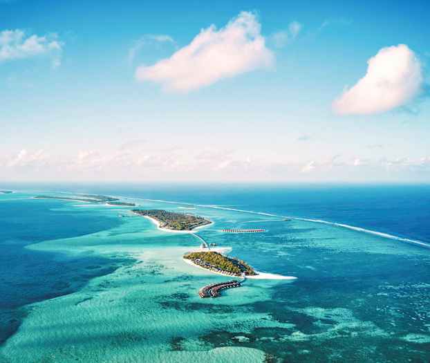 Flygbild över tropiska öar omgivna av turkost hav. (AI-genererad text)