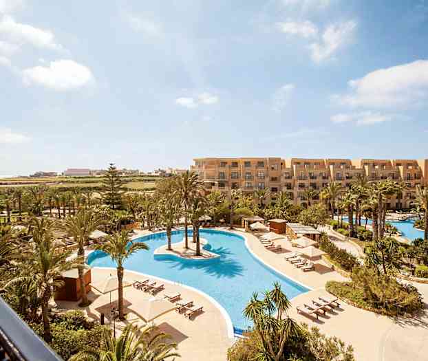 En semesterortsanläggning med pooler, solstolar och palmer. (AI-genererad text)