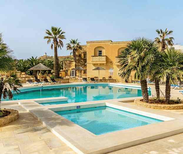 En utomhuspool omgiven av solstolar, parasoller och palmer. (AI-genererad text)