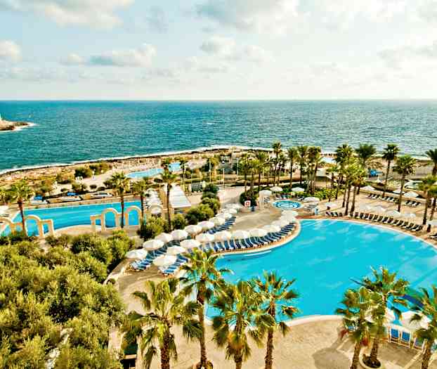 Bild av en resort vid havet med pooler, parasoller och palmer. (AI-genererad text)