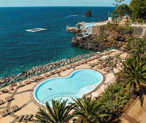 Sluten pool med vilstolar och utsikt över havet. (AI-genererad text)