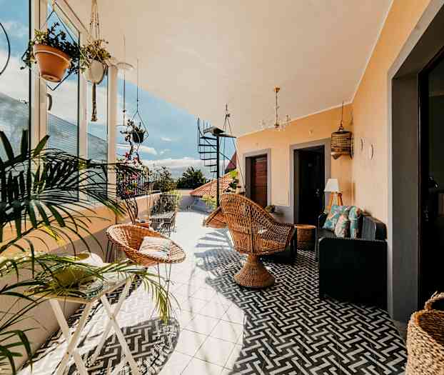 En möblerad och dekorerad terrass med växter. (AI-genererad text)