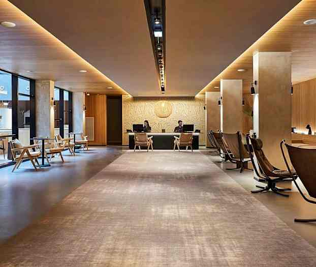 Receptionen på ett modernt hotell med sittplatser. (AI-genererad text)