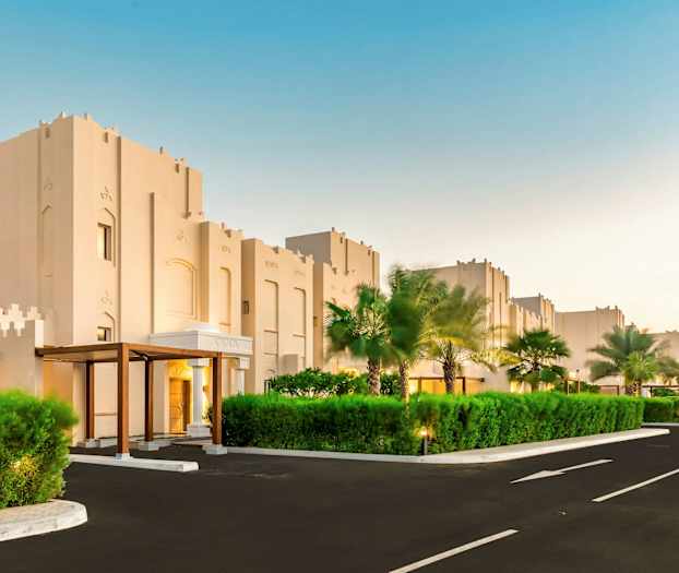 Byggnader med modern arkitektur och omgivande grönska. (AI-genererad text)