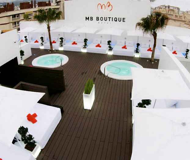 Takterrass med jacuzzi, solsängar, parasoller och tropiska växter. (AI-genererad text)