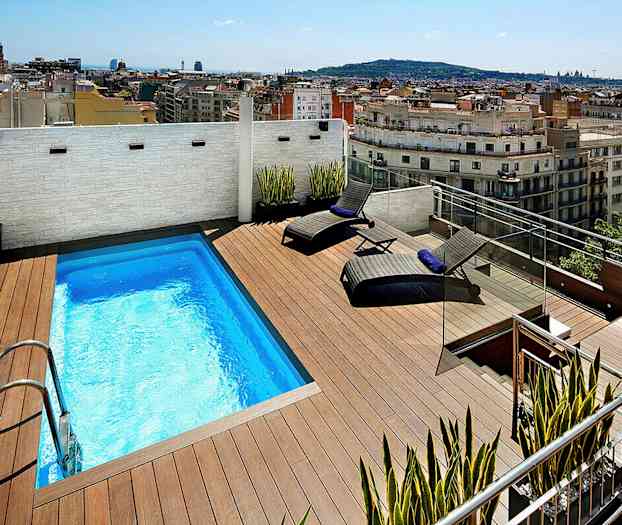 En takterrass med en liten pool, två solstolar och utsikt över staden. (AI-genererad text)