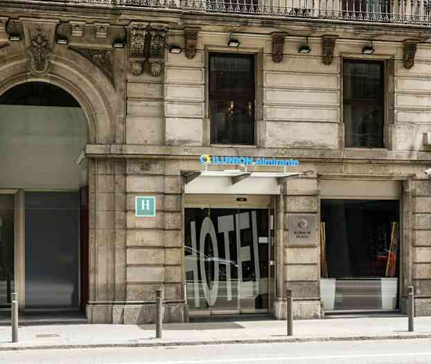 Ett hotellfasad av Ilunion Almirante med entré och skylt. (AI-genererad text)