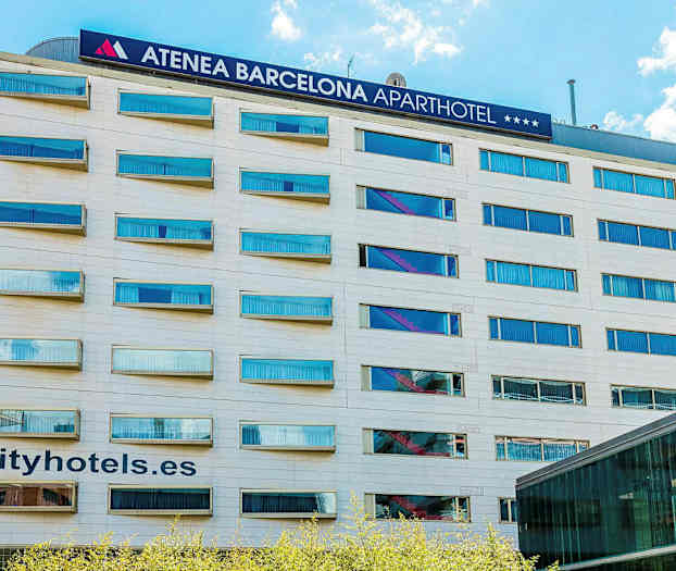 Ett flerbostadshus med skylt för Atenea Barcelona Aparthotel och texten cityhotels.es synlig på fasaden. (AI-genererad text)