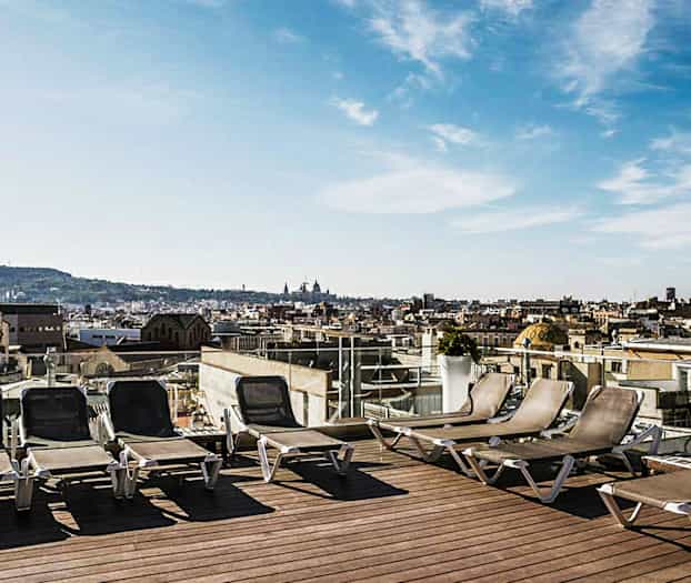 Solstolar på en takterrass med utsikt över en stadsmiljö. (AI-genererad text)