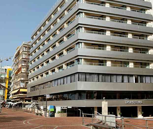 Bild av en modern hotellbyggnad med flera våningar och balkonger. (AI-genererad text)