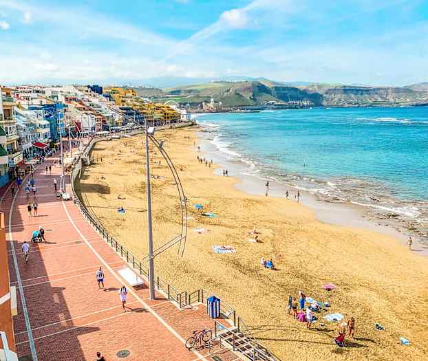 Strand med människor, hav och promenadstråk. (AI-genererad text)