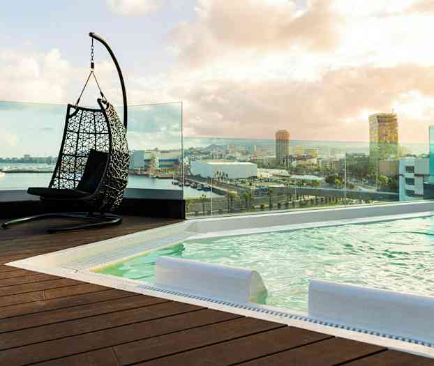Takpoolområde med hängande stol och panoramavy över staden. (AI-genererad text)