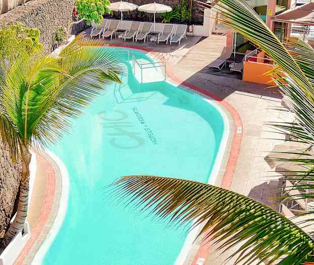 Utomhuspool med solstolar och palmer. (AI-genererad text)